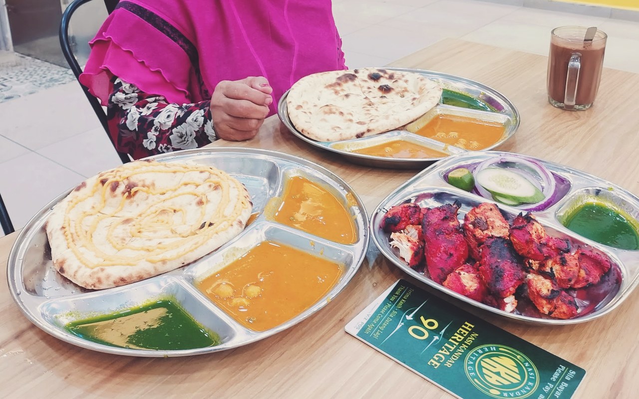 Nasi Kandar Heritage Bahau - Set hidangan naan panas bersama ayam tandoori merah beraroma herba yang empuk berjus.