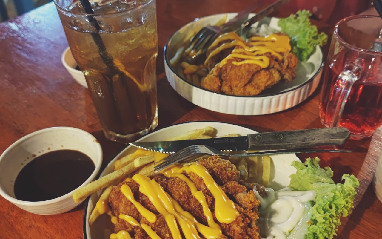 Sobolleh Cafe Batu Kikir - Chicken chop garing diselaputi sos keju leleh bersama kentang goreng renyah.