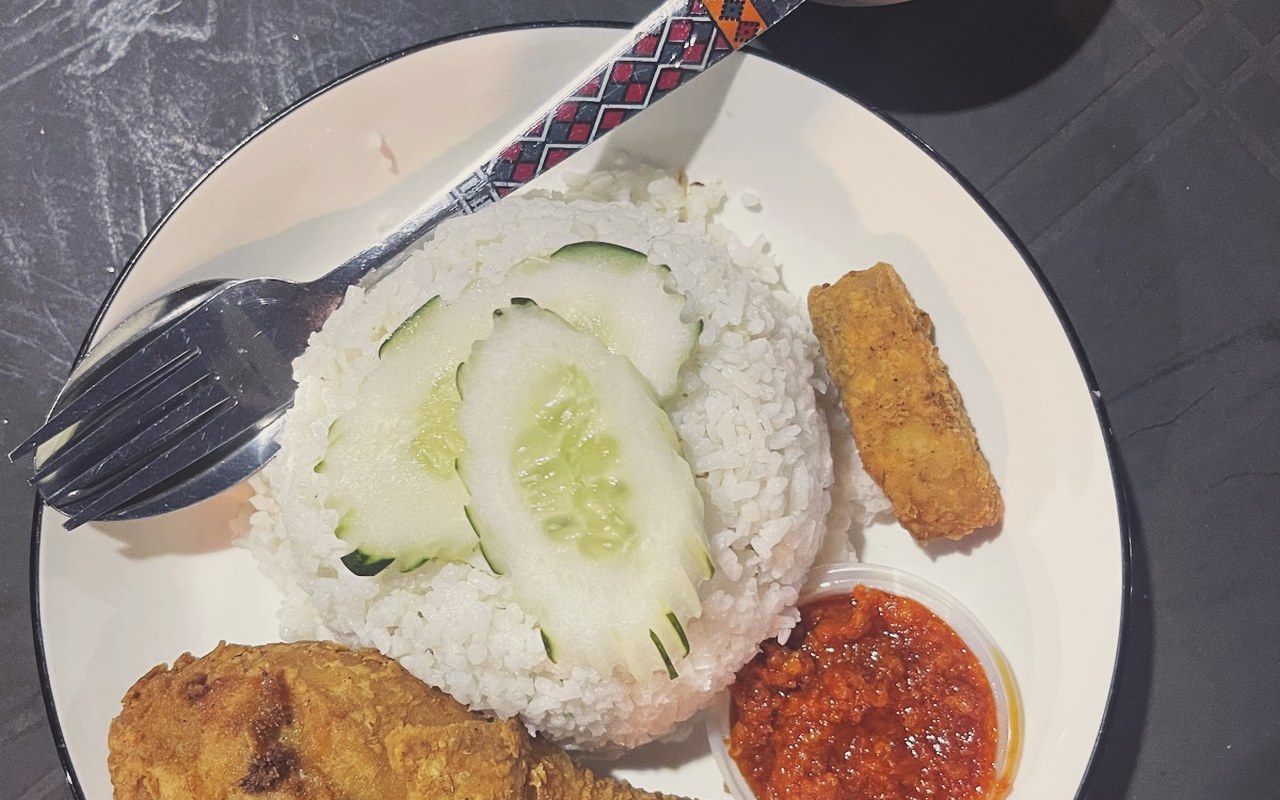 Sobolleh Cafe Batu Kikir - Nasi lemak ayam crispy bersama sambal bilis kampung manis pedas yang mengenyangkan.