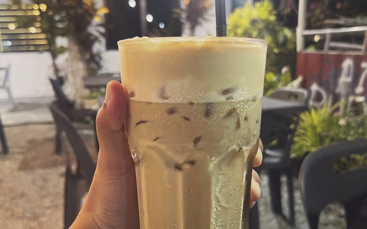 Sobolleh Cafe Batu Kikir - Segelas kopi ais latte Sobolleh berkrim menyegarkan untuk minum santai petang.