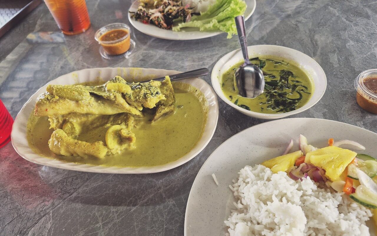 Aneka gulai salai dan lauk kampung Kodai Makan Ain Terachi