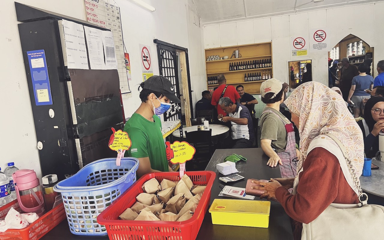 Nasi lemak kukus ayam goreng berempah Kedai Nasi Lemak Mak Yah