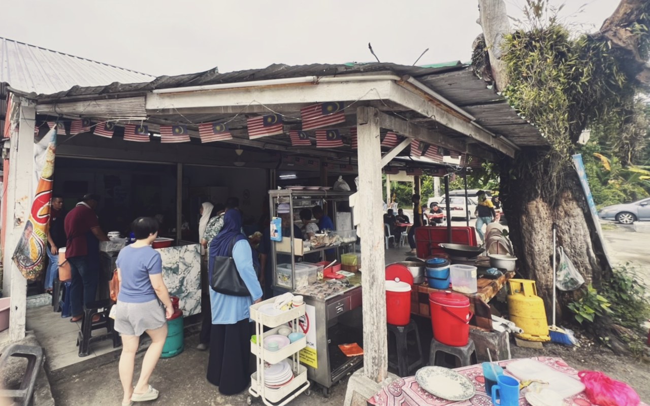 Paru berempah rangup dan sambal tradisi Nasi Lemak Mak Yah