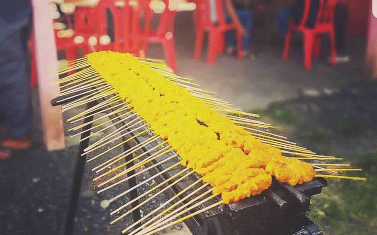 Panggang sate rempah kunyit atas arang Bagan Pinang Satay House