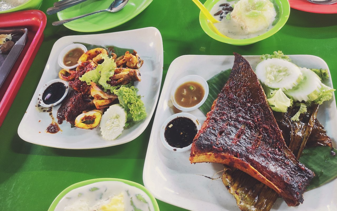 Set ikan pari bakar sambal daun pisang PD Famous Cendol