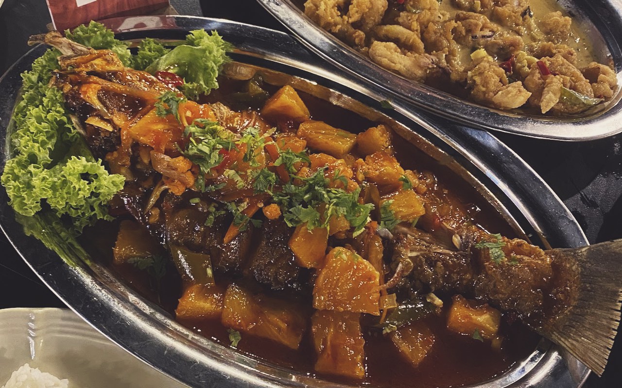 Ikan siakap tiga rasa kuah nanas Ikan Bakar Berapi Batu Ompek