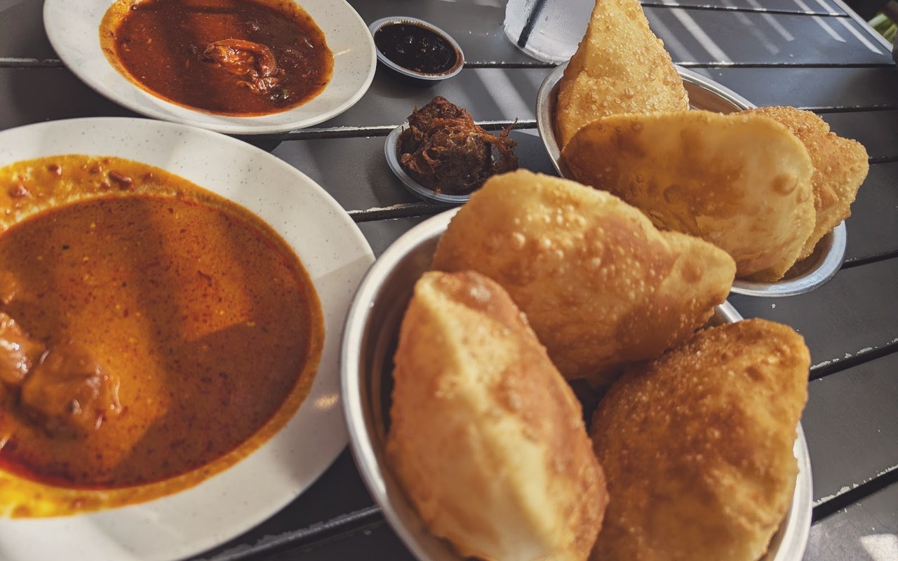 Roti gemuk roti puri gebu kuah kari Kafe Kampung Kaw PD