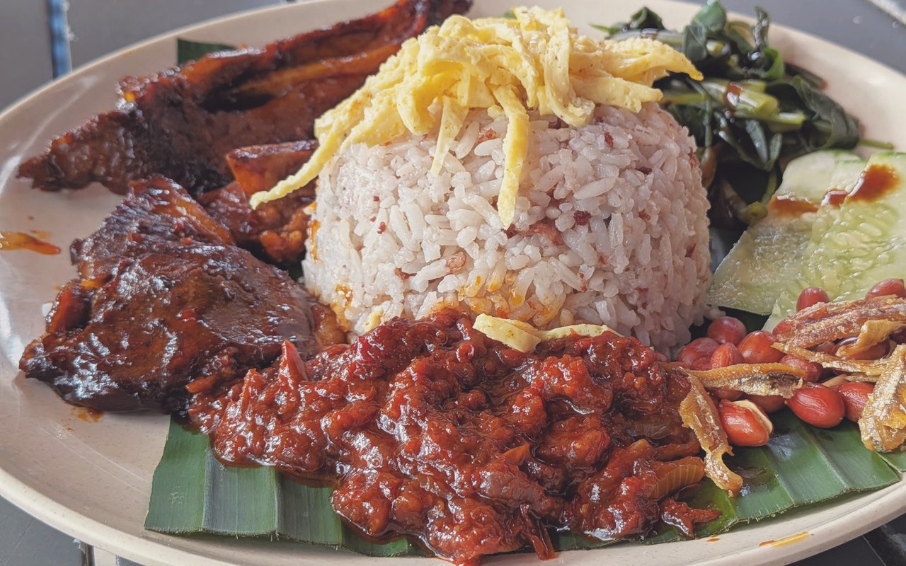 Nasi lemak kukus sambal tumis pedas Kafe Kampung Kaw