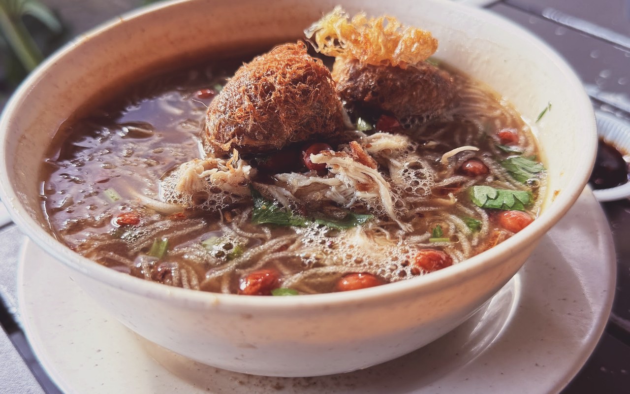 Soto bihun sup panas begedil gebu Kafe Kampung Kaw Sunggala