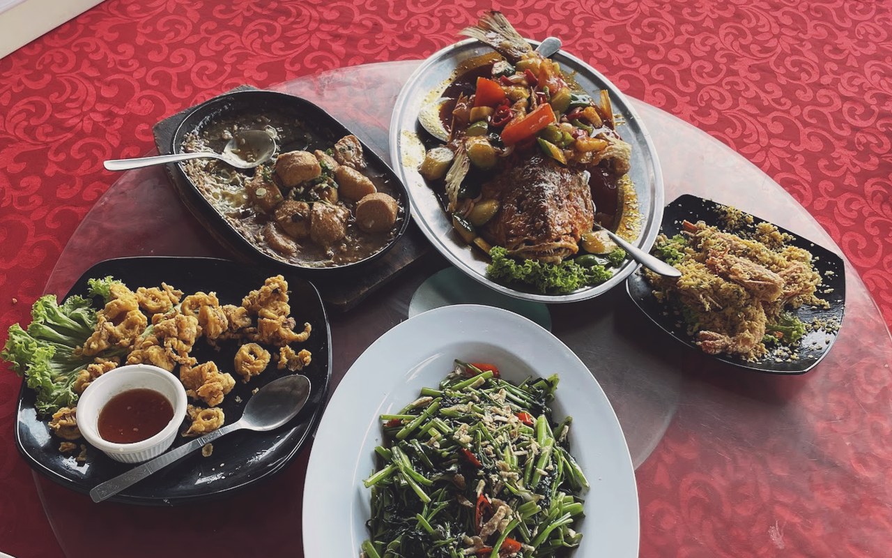 Set meja jamuan makanan laut Cina Muslim Restoran Yacht PD