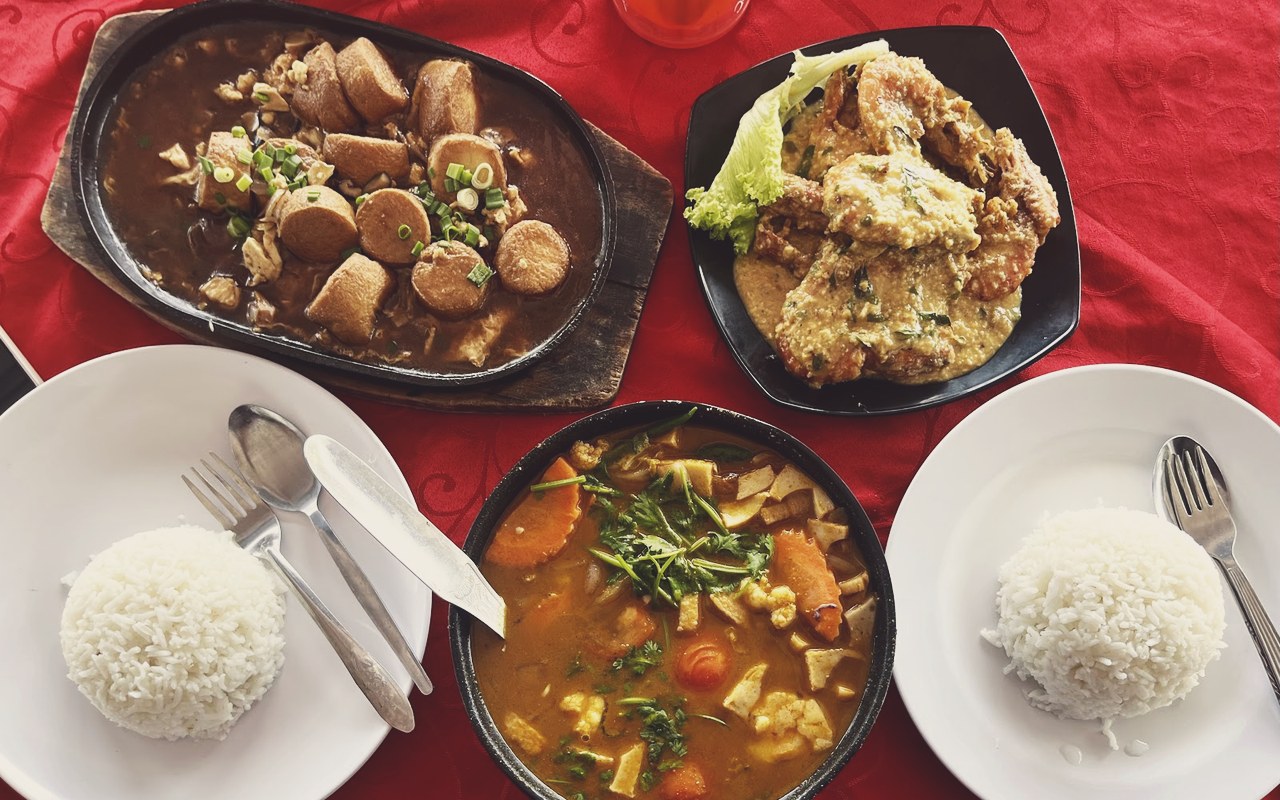 Tauhu jepun sizzling dan tomyam seafood panas Restoran Yacht