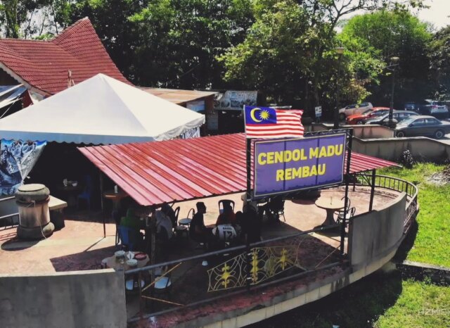 Papan Tanda Rasmi Cendol Madu Rembau dengan Ruang Makan Santai Tepi Sungai