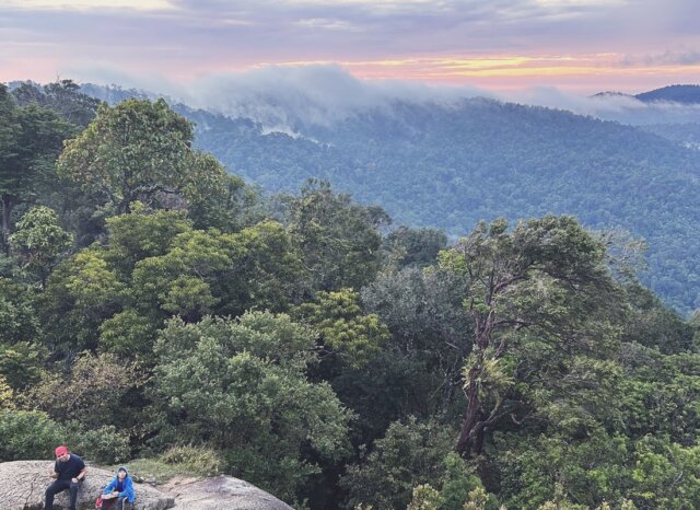 Pemandangan Panorama 360 Darjah dari Puncak Batuan Granit Gunung Datuk Rembau