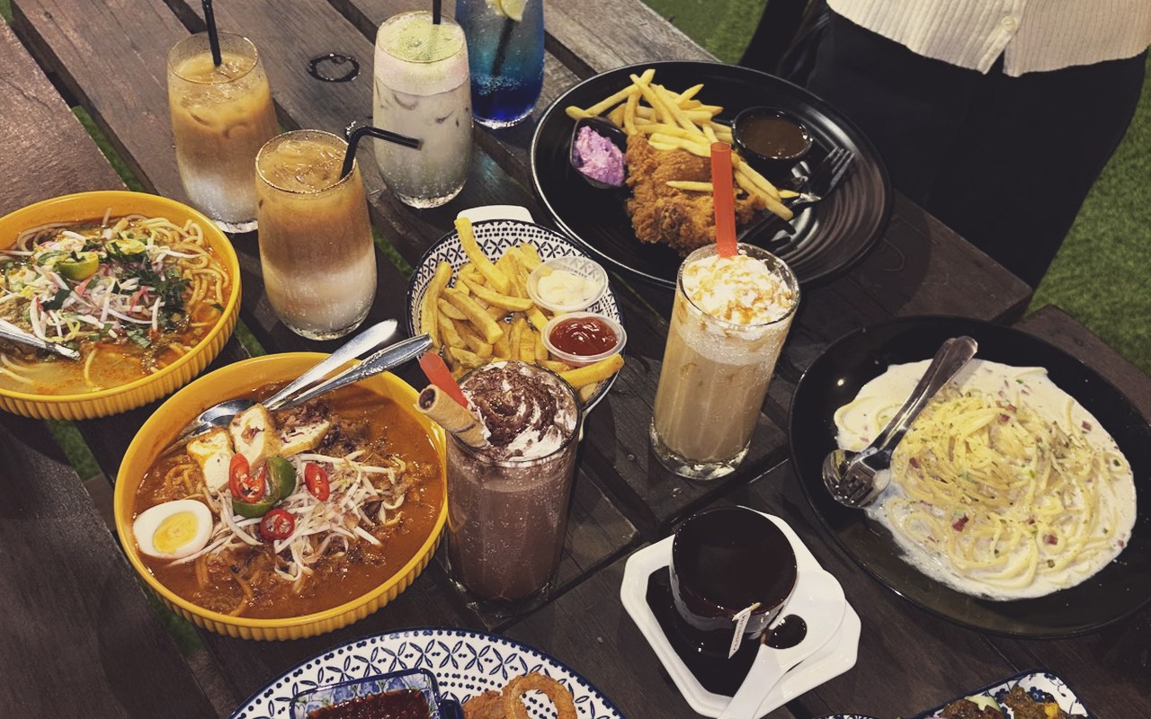 Mee rebus pekat berempah dan kopi kaw Aureum Kopitiam