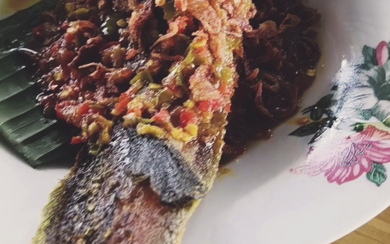 Ikan goreng berlada sambal merah Kafe Singgahsana Rembau