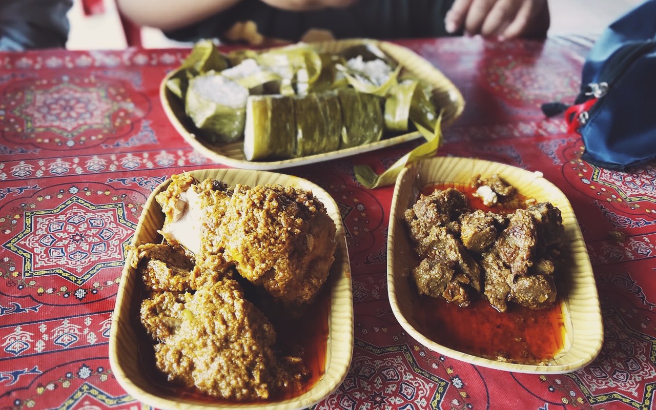 Lemang buluh pulut santan dan rendang daging Lemang Kamariah Kendong
