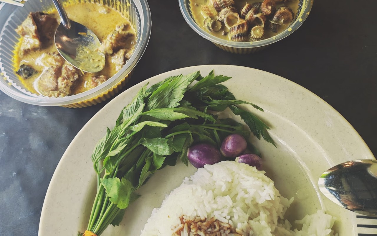 Ulam kampung segar pucuk paku sambal belacan Grobok Salai