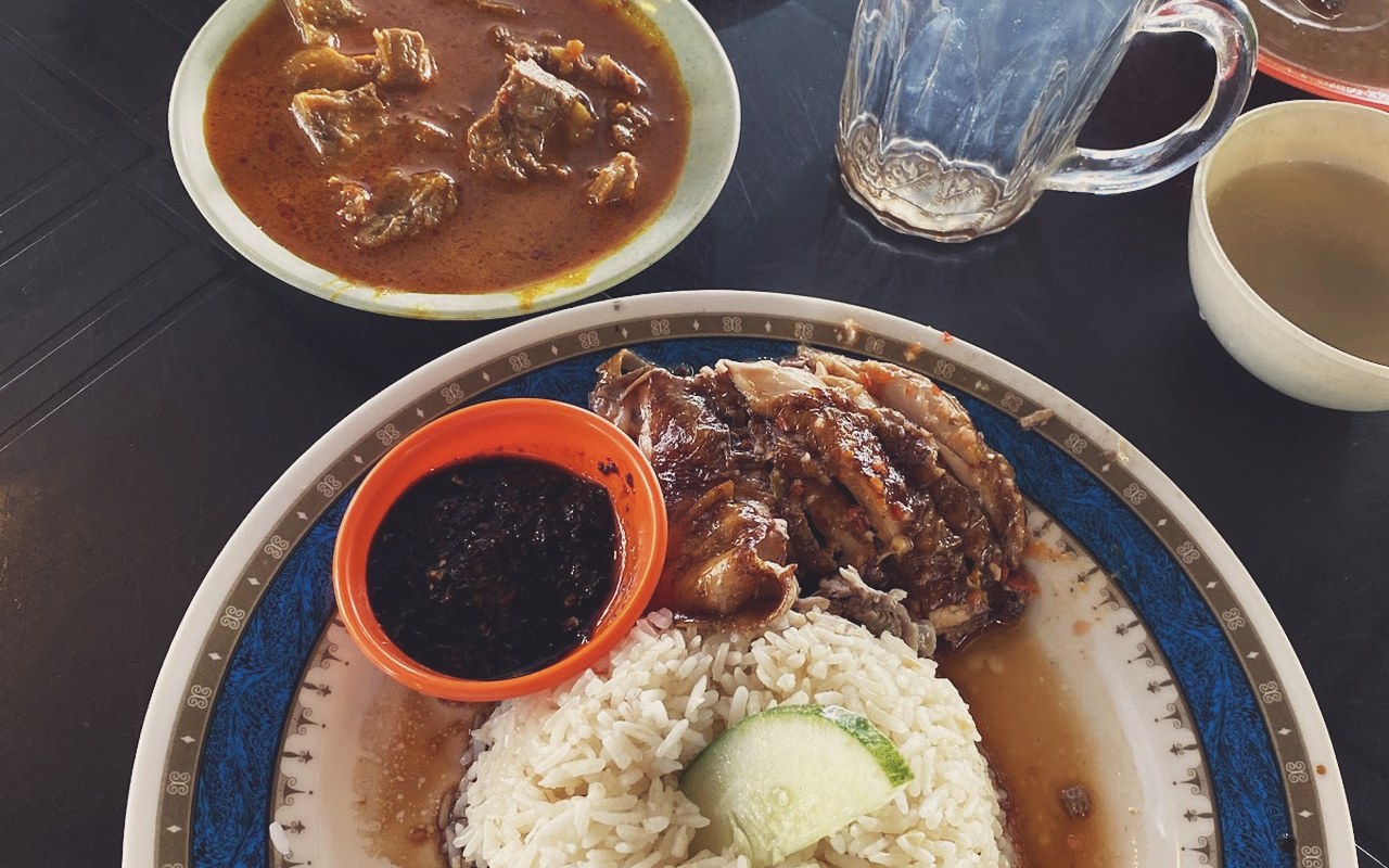 Nasi ayam goreng kunyit sambal belacan Warong Mak Dara Rembau