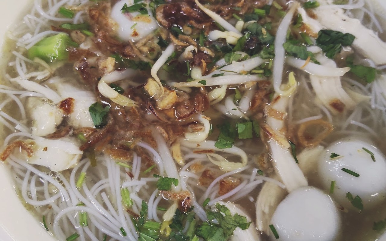 Semangkuk bihun sup daging panas Warong Mak Dara