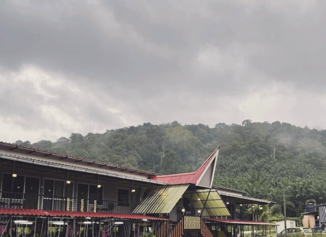 Pavilion Binaan Minangkabau Mamilia Eco Farm Berlatarbelakangkan Banjaran Rembau