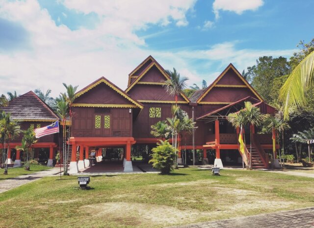 Fasad Hadapan Muzium Rembau Replika Istana Raja Melewar Binaan Kayu Minangkabau