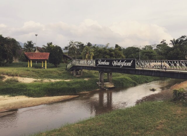 Dataran Terbuka Rembau Waterfront dengan Laluan Pejalan Kaki Lampu Hiasan di Tebing Sungai
