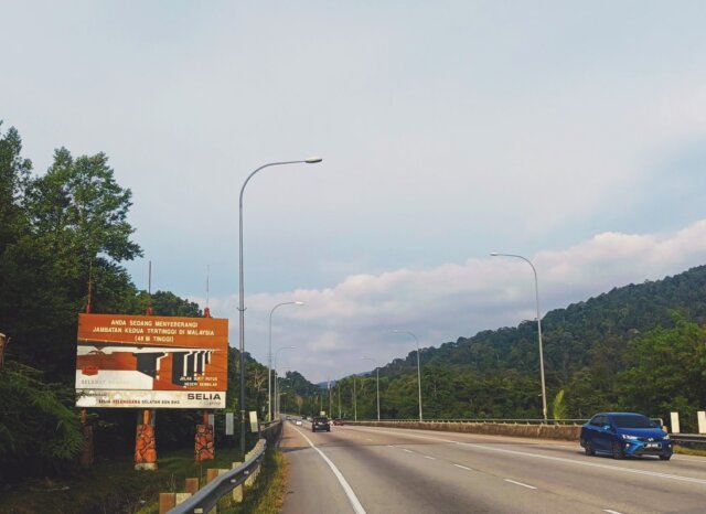 Jambatan Viaduct Laluan Bukit Putus Merentasi Lembah Banjaran Hutan Simpan Berembun