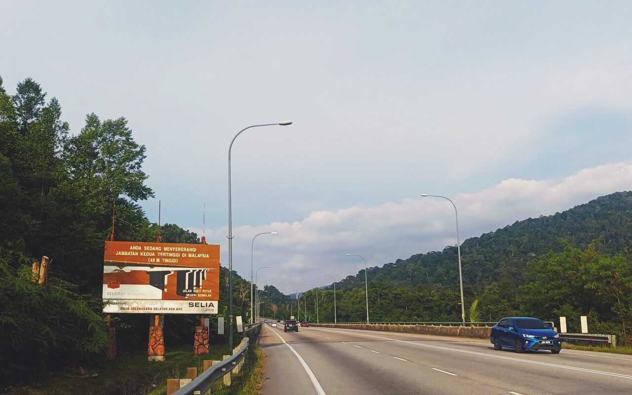 Pemandangan Jambatan Viaduct Bukit Putus dan Banjaran Hijau Menghijau