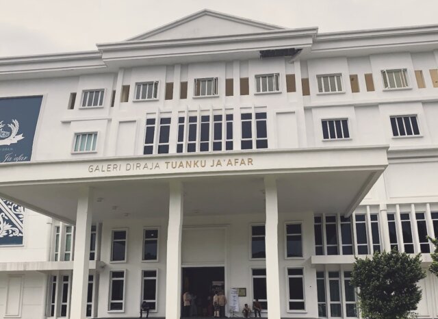 Fasad Bangunan Putih Klasik Berserta Tiang Portico Galeri Diraja Tuanku Ja'afar Seremban