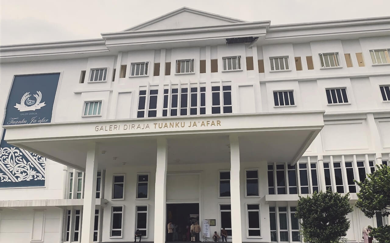 Fasad Bangunan Moden Galeri Diraja Tuanku Ja'afar Bersebelahan Taman Tasik