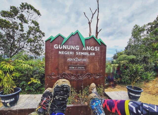 Papan Tanda Rasmi Puncak Gunung Angsi 825m di Bawah Langit Membiru Negeri Sembilan