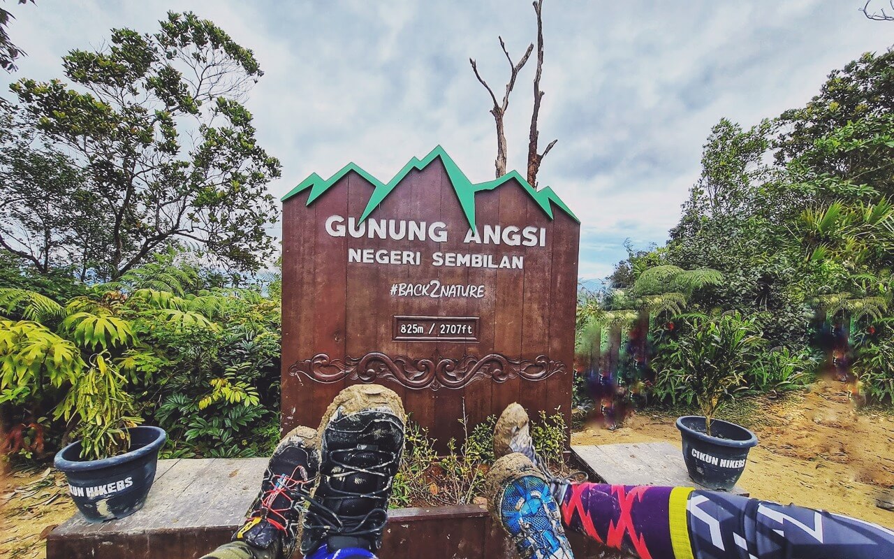 Puncak Gunung Angsi Seremban Menghadap Panorama Banjaran Titiwangsa
