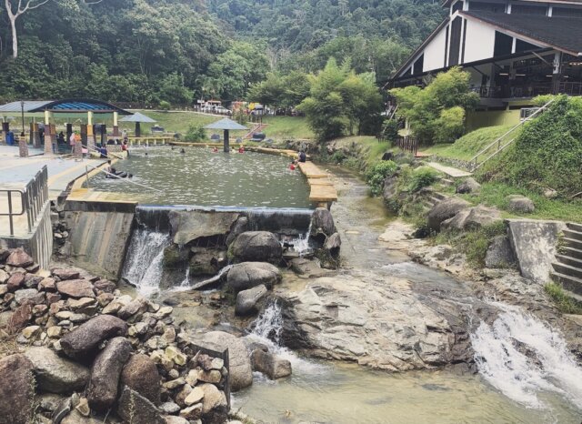 Limpahan Air Jeram Sungai Bertingkat dan Kolam Rekreasi Alami di Taman Eko Rimba Ulu Bendul