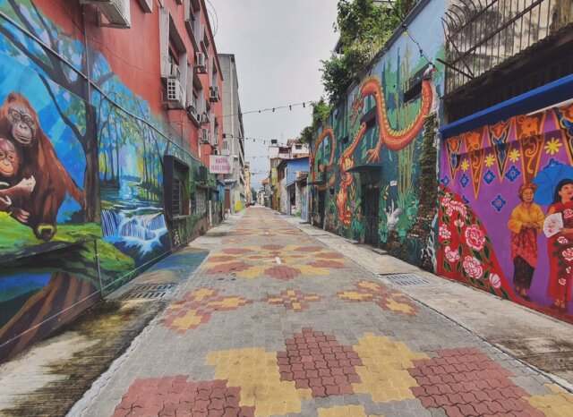 Pemandangan Koridor Lorong Seni Seremban dengan Lukisan Mural Berwarna-warni dan Lantai Bata Hiasan