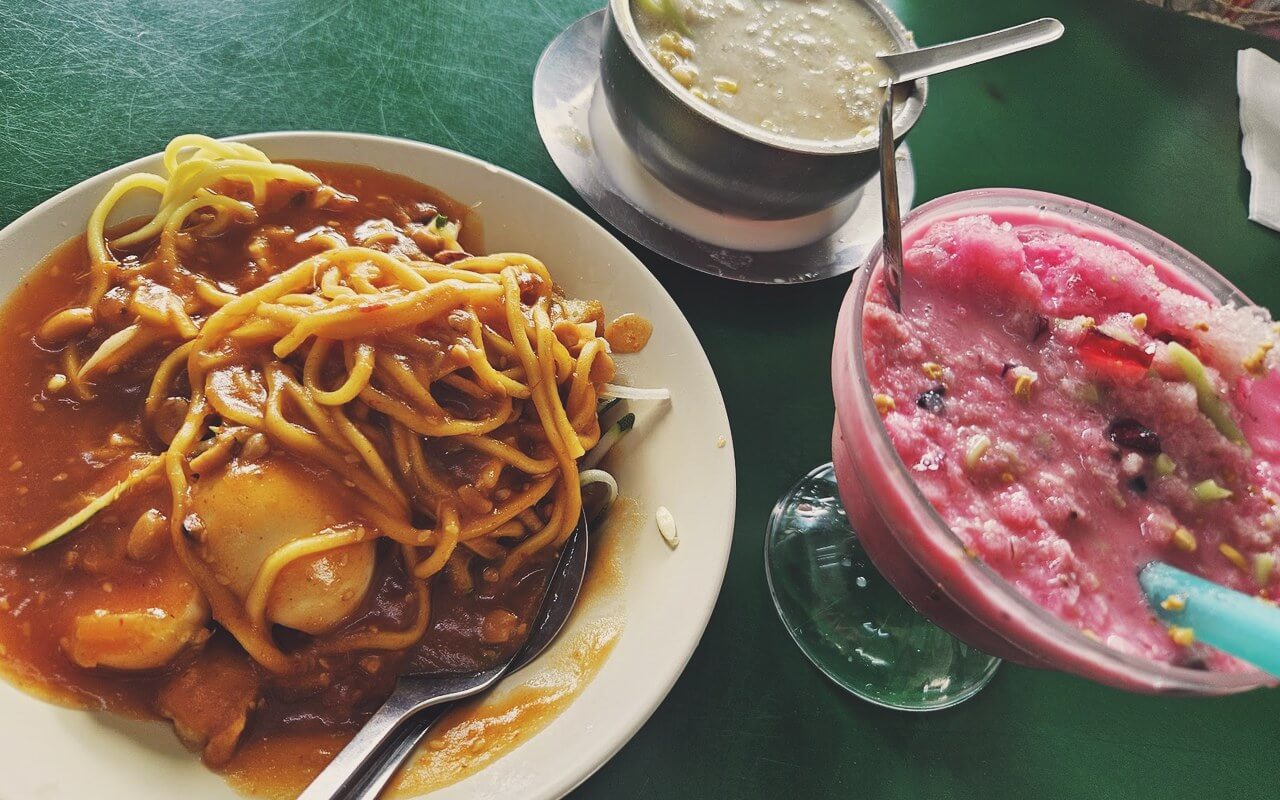 Pinggan rojak mee mamak kuah kacang dan ABC ais kisar Haji Shariff