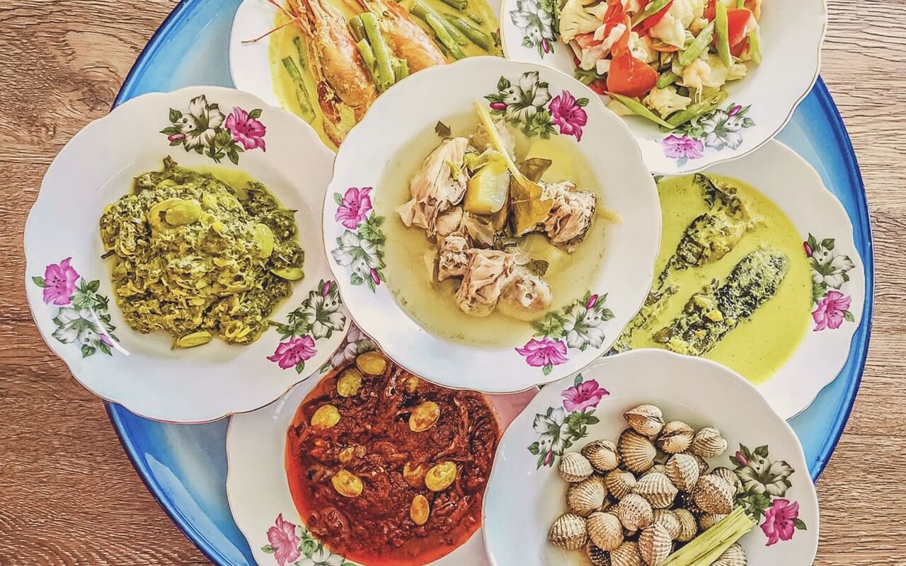 Sajian lauk masak lemak cili api daging salai sambal petai pinggan klasik di Hayyan Huda Opah's Kitchen