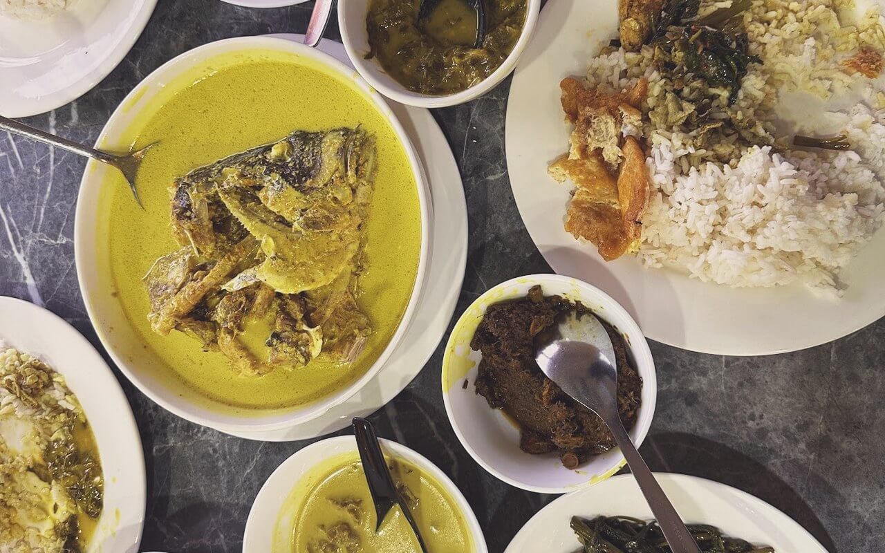 Mangkuk gulai lemak cili api dan nasi campur kampung Hayyan Huda Opah's Kitchen