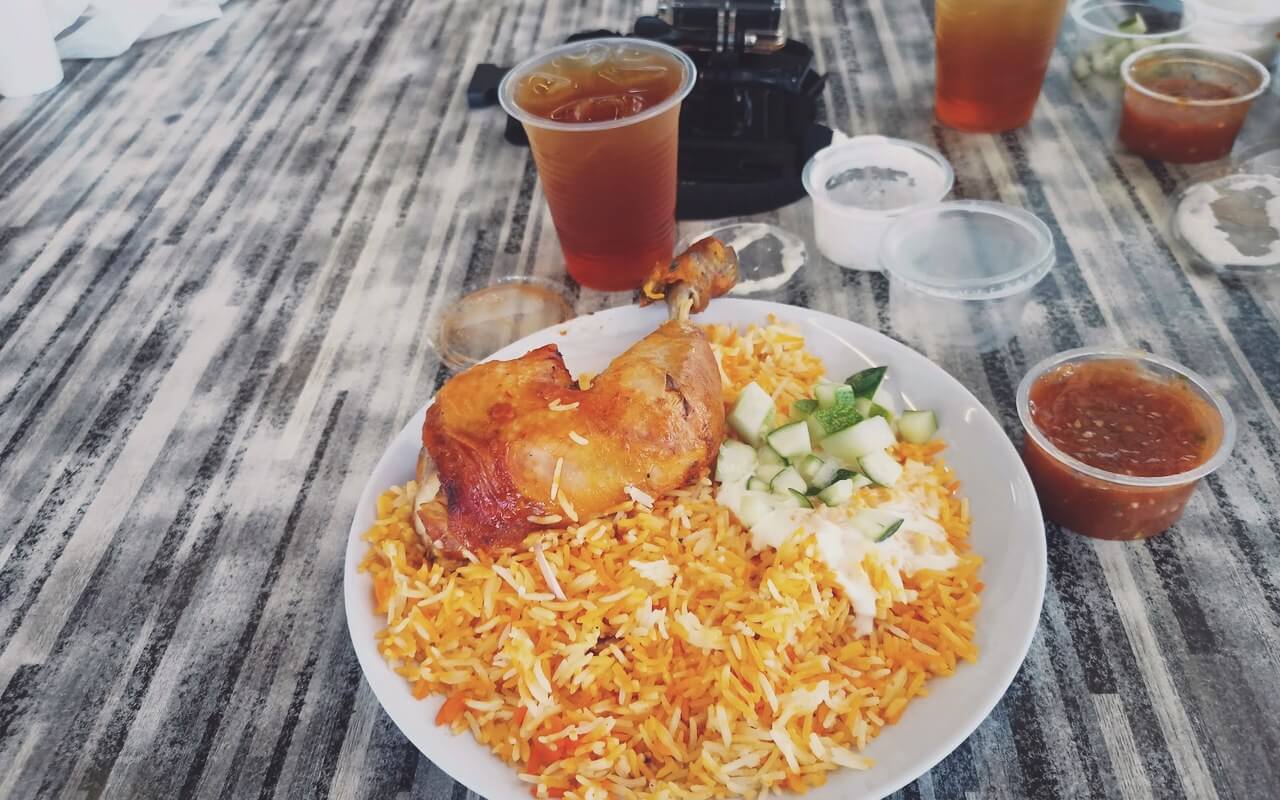 Sajian set individu Nasi Mandy lamb shank sup rempah Nasi Arab Damsyik