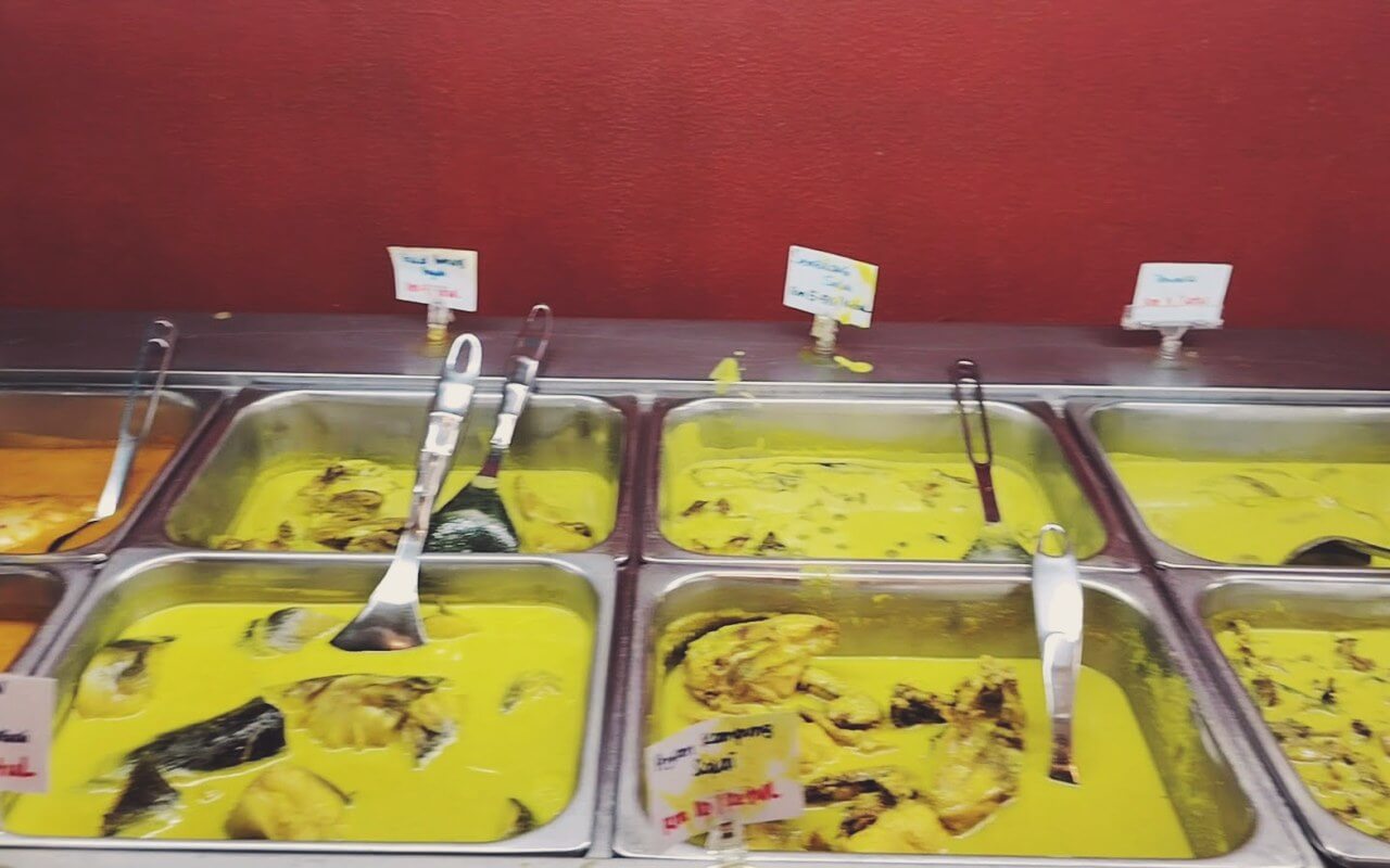 Dulang aneka masak lemak cili api di Restoran Nelayan Seafood Rahang