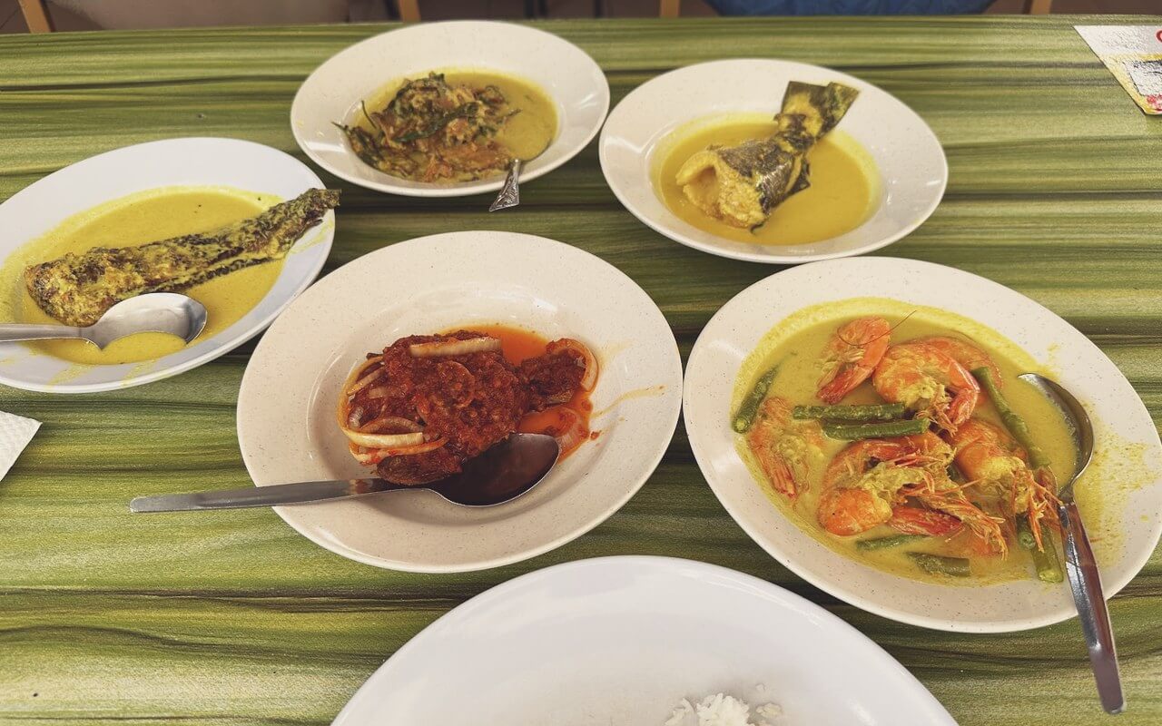 Set makan tengah hari udang galah masak lemak dan ikan keli nelayan rahang