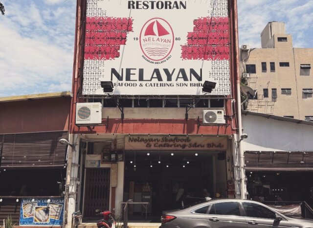 Papan tanda merah Restoran Nelayan Seafood Rahang Seremban