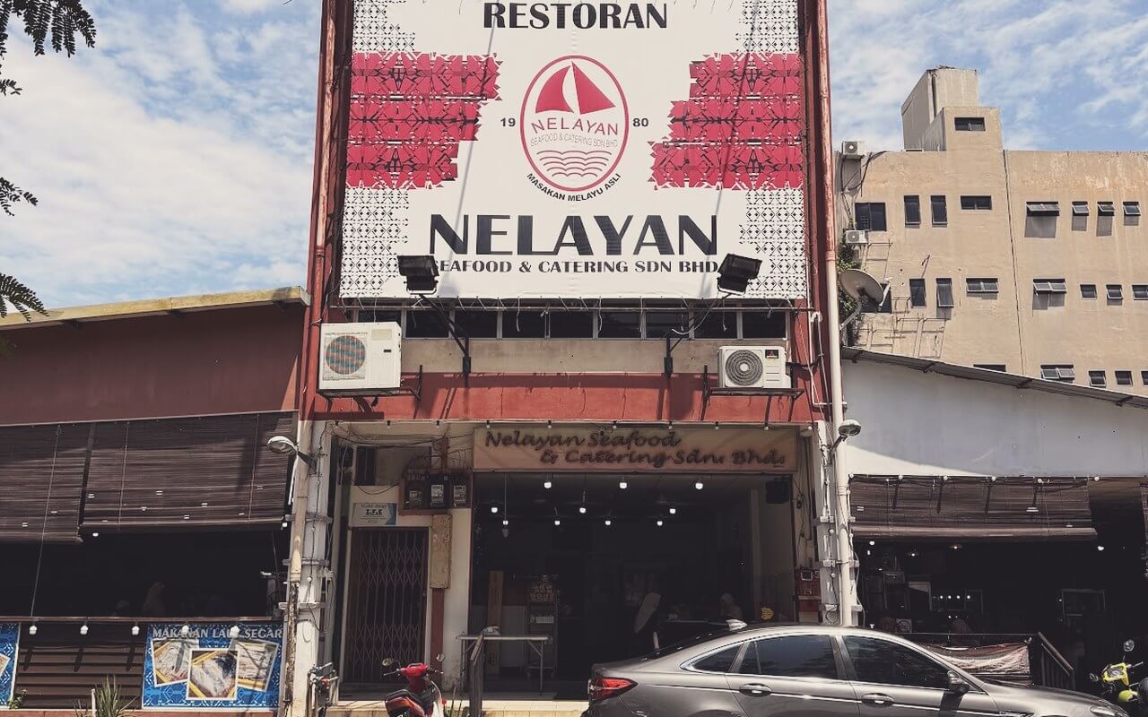 Papan tanda merah Restoran Nelayan Seafood Rahang Seremban