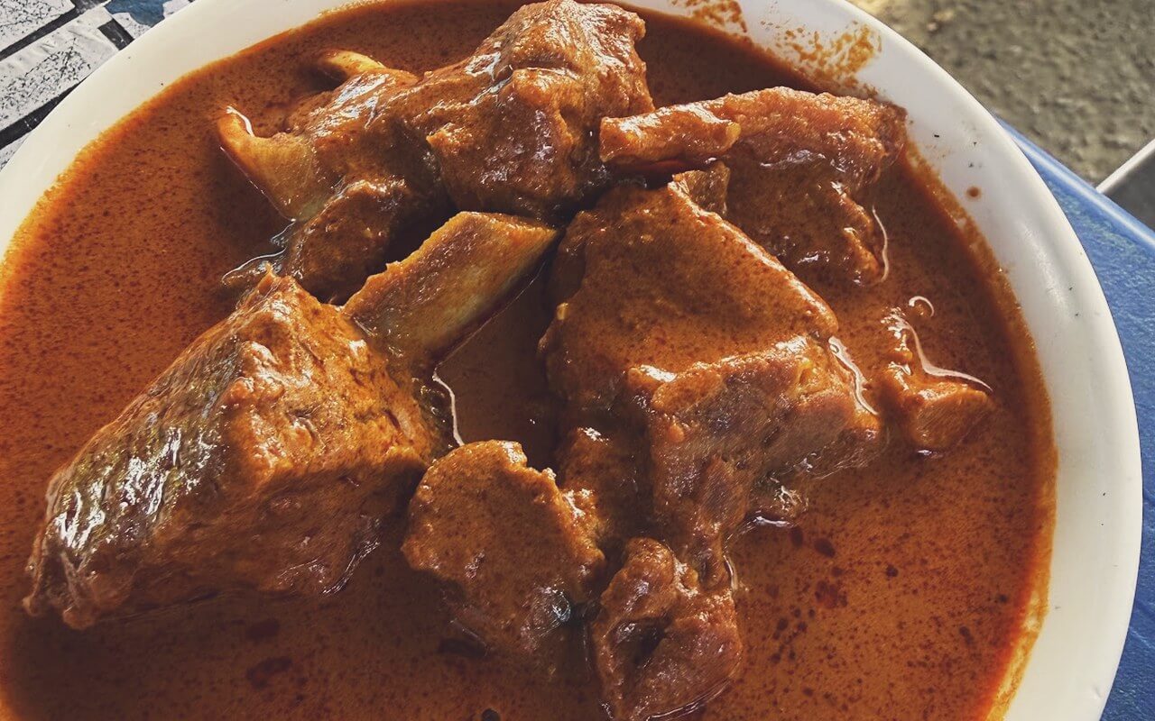 Mangkuk kari kambing lamb shank pekat Roti Canai Ulu Bendul
