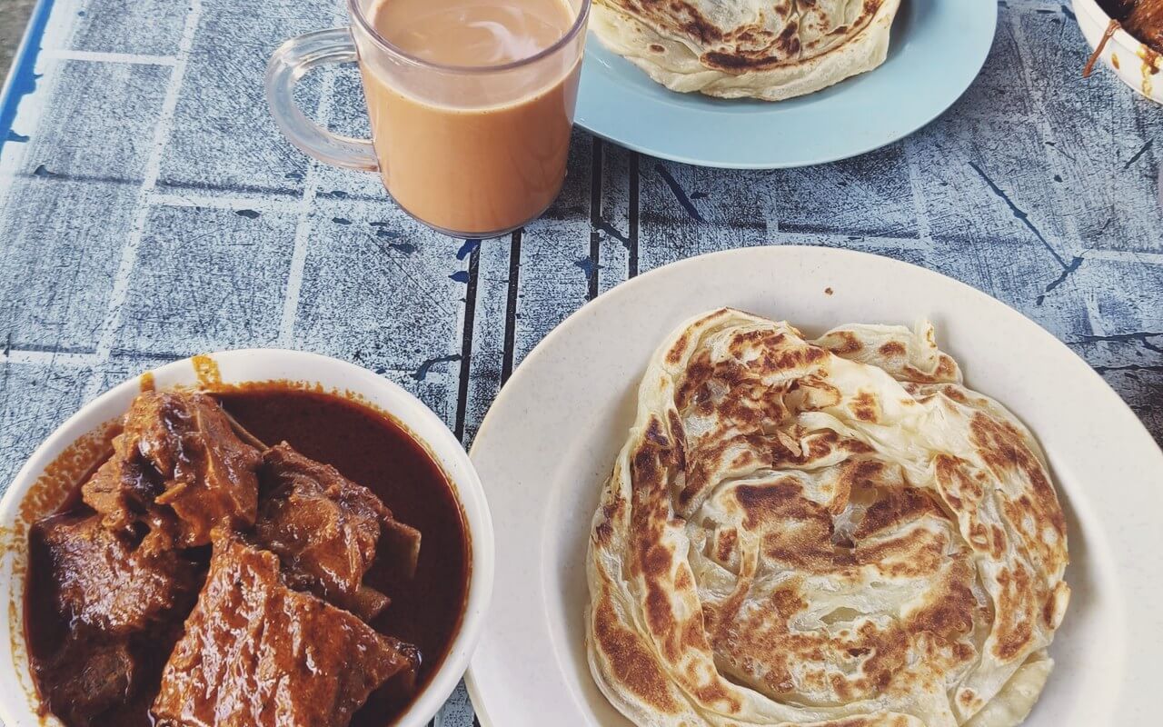 Roti canai garing dan cawan teh tarik kaw sarapan pagi