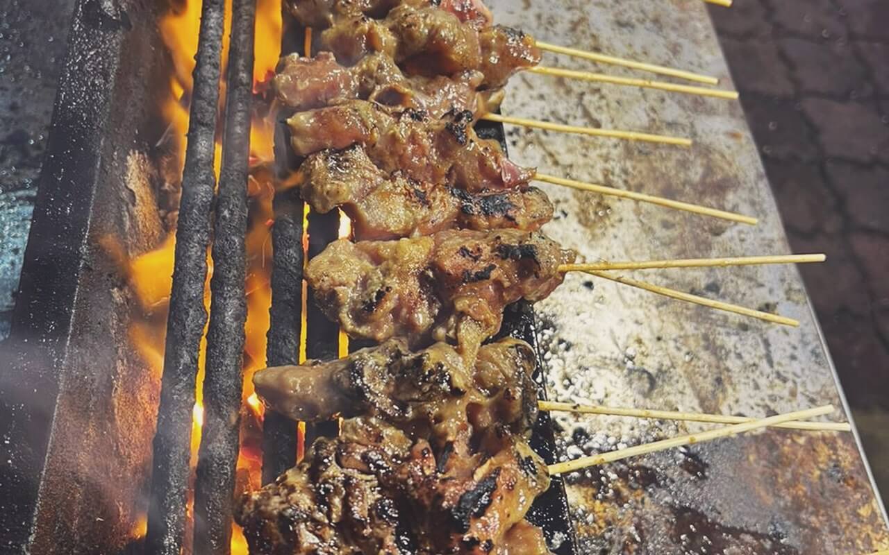 Sate tulang dibakar atas bara arang panas Sate Tulang Senawang