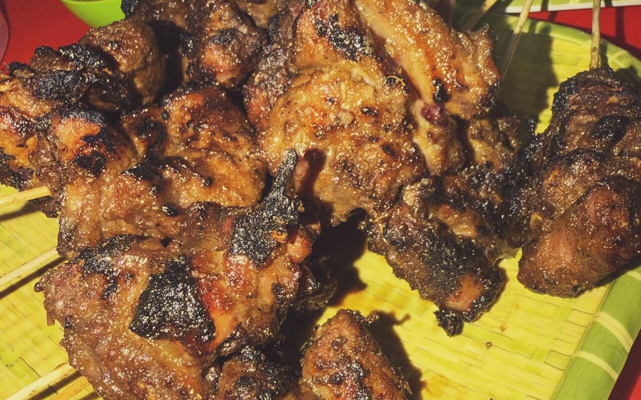 Sajian sate tulang ayam berempah garing Sate Tulang Senawang
