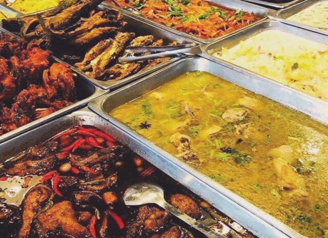 Dulang hidangan lauk kampung dan masak lemak cili api salai di Restoran Selera Nogori