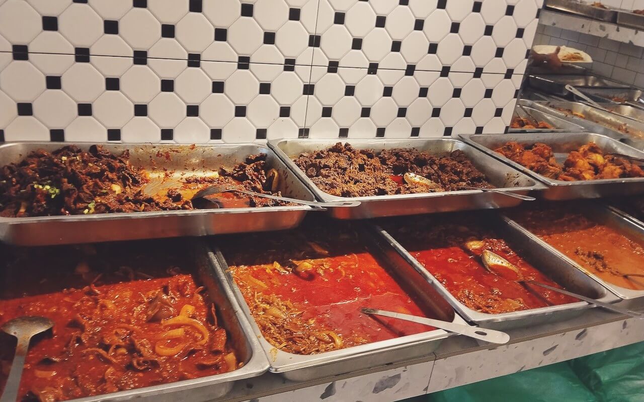 Pinggan hidangan nasi campur lauk salai ulam dan sambal Restoran Selera Nogori