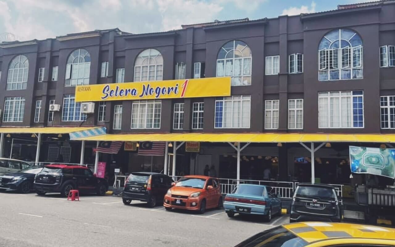 Pintu masuk dan papan tanda kuning Restoran Selera Nogori Oakland Seremban