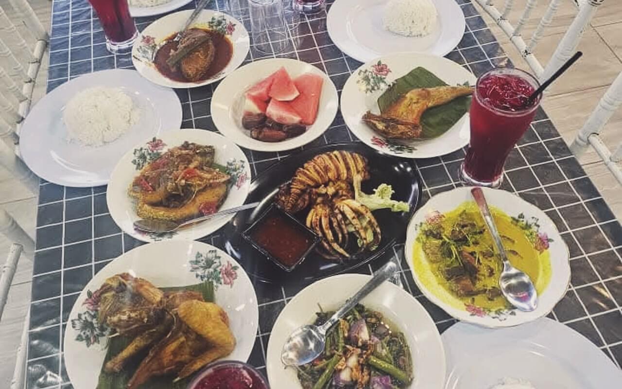 Set makan tengah hari lauk kampung dan ikan bakar Warung Selera Kampung